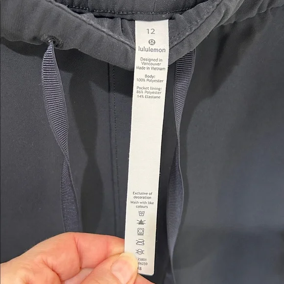 Lululemon On The Fly Short *Woven *2.5" Black Size 12 - Picture 9 of 16